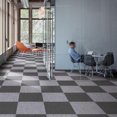 Abstract Pattern Pp Fibre Flooring Pvc Commercial Carpet Tiles 50X50 per la sala riunioni