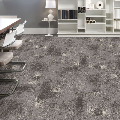 Piastrelle di tappeto per ambienti commerciali 100% in PP modulare tuffato con materiale bitumino a pila a anello