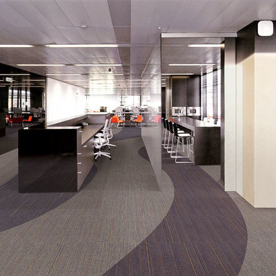 Sala commerciale Alto traffico Pp tappeto 50 * 50 Jacquard ufficio pavimento Bitume supporto tappeto piastrelle biblioteca