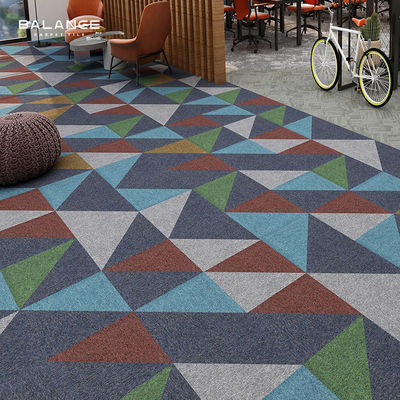 Piastrelle per tappeti da ufficio commerciali in 100% nylon 50x50 Decorazione modulare Design moderno