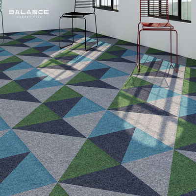Piastrelle per tappeti da ufficio commerciali in 100% nylon 50x50 Decorazione modulare Design moderno