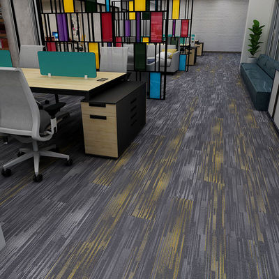 Soluzione per pavimenti per uffici 25 x 100 piastrelle di tappeto con retro-non scivolo e design a pila media