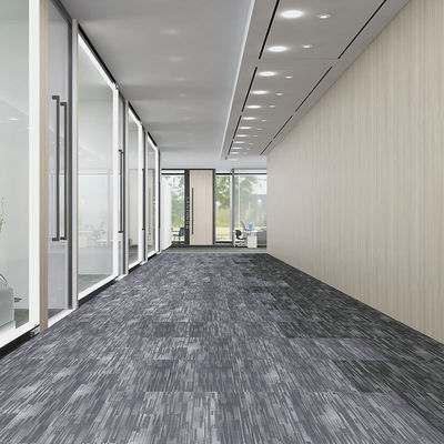 Soluzione per pavimenti per uffici 25 x 100 piastrelle di tappeto con retro-non scivolo e design a pila media