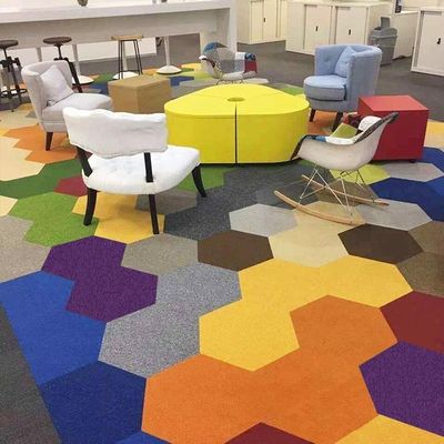 Piastrelle esagonali di tappeto per pavimenti di scuola materna