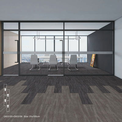 Piastrelle per tappeti commerciali con design moderno e supporto impermeabile