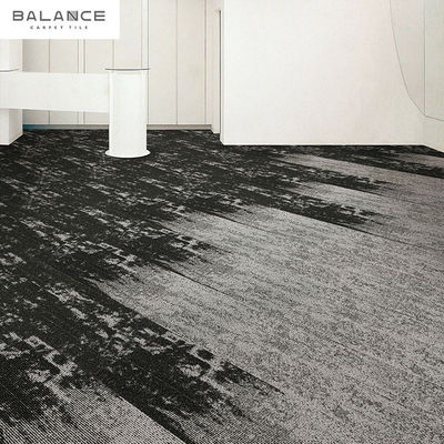 Piastrelle di tappeto in nylon con supporto in PVC a forma di tufo rettangolare di dimensioni personalizzate per pavimenti per uffici e palestre
