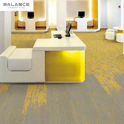 Piastrelle di tappeto in nylon con supporto in PVC a forma di tufo rettangolare di dimensioni personalizzate per pavimenti per uffici e palestre