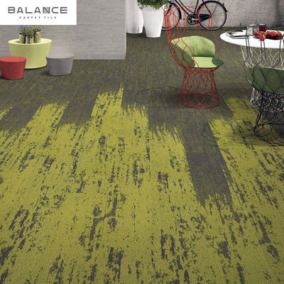 Piastrelle di tappeto in nylon con supporto in PVC a forma di tufo rettangolare di dimensioni personalizzate per pavimenti per uffici e palestre