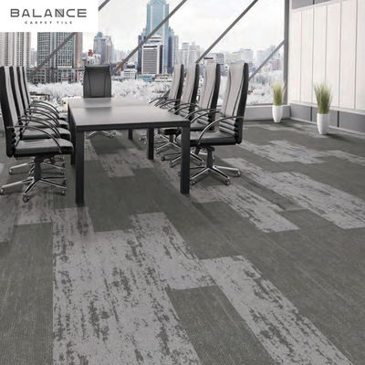 Piastrelle di tappeto in nylon con supporto in PVC a forma di tufo rettangolare di dimensioni personalizzate per pavimenti per uffici e palestre