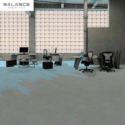 Piastrelle di tappeto in nylon con supporto in PVC a forma di tufo rettangolare di dimensioni personalizzate per pavimenti per uffici e palestre