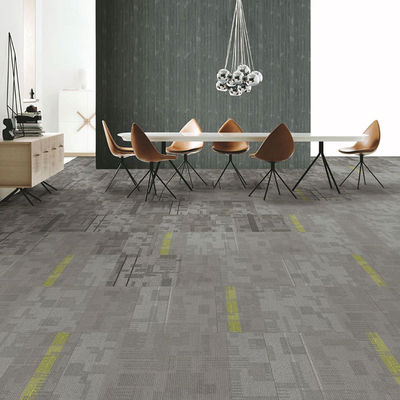 Sala commerciale 50 X 50 Modello di tessitura in nylon Moquette quadrata Piastrelle di tappeto per ufficio