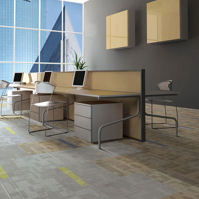 Sala commerciale 50 X 50 Modello di tessitura in nylon Moquette quadrata Piastrelle di tappeto per ufficio