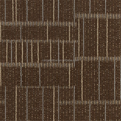 460 g/mq Peso della pila Piastrelle di tappeto di design a strisce 100% PP per progetti alberghieri per uffici