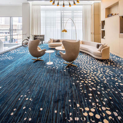 La macchina per disegnare i modelli floreali ha realizzato tappeti per il corridoio e la decorazione dei saloni da ballo degli hotel 5 stelle