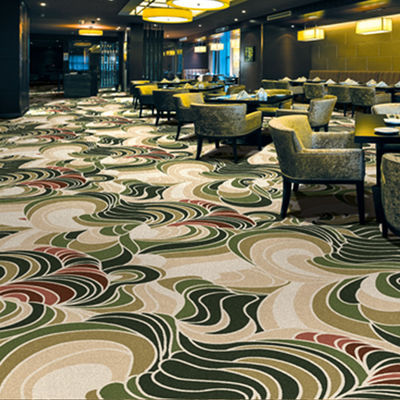 La macchina per disegnare i modelli floreali ha realizzato tappeti per il corridoio e la decorazione dei saloni da ballo degli hotel 5 stelle