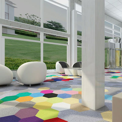 550 g/mq Peso di pila Ufficio Forma esagonale Piastrelle da tappeto decorative in nylon per pavimenti