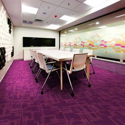 Carpetto di piastrelle di colore viola non tessuto, di forma commerciale e quadrata, con bellissimo disegno