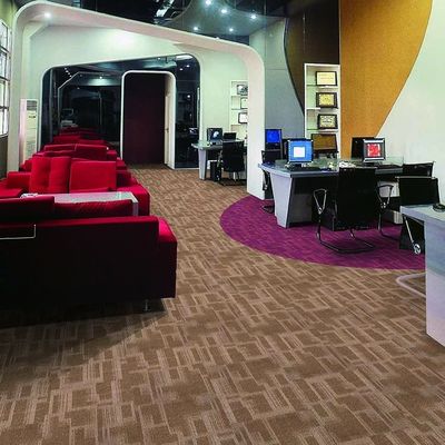 Carpetto di piastrelle di colore viola non tessuto, di forma commerciale e quadrata, con bellissimo disegno