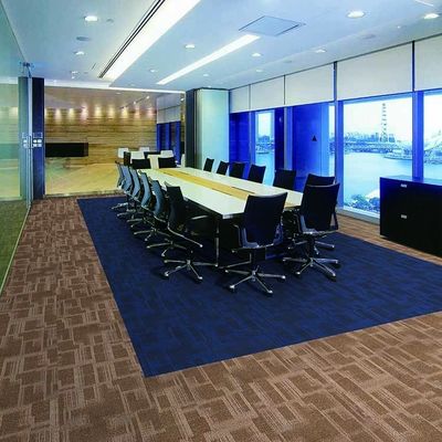 Carpetto di piastrelle di colore viola non tessuto, di forma commerciale e quadrata, con bellissimo disegno