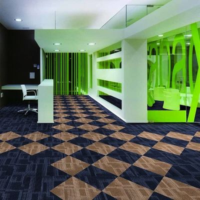 Carpetto di piastrelle di colore viola non tessuto, di forma commerciale e quadrata, con bellissimo disegno
