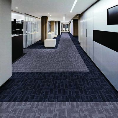 Carpetto di piastrelle di colore viola non tessuto, di forma commerciale e quadrata, con bellissimo disegno