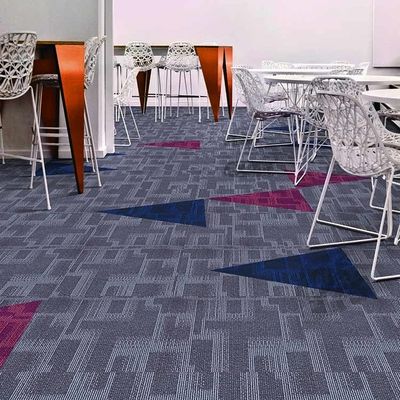 Carpetto di piastrelle di colore viola non tessuto, di forma commerciale e quadrata, con bellissimo disegno