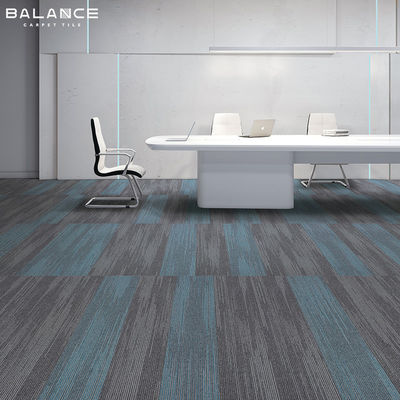 Fabbricazione a strisce 100% Nylon Pvc Conferenza di supporto Acustico 50x50 Piastrelle per tappeti