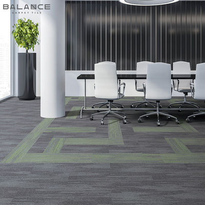 Fabbricazione a strisce 100% Nylon Pvc Conferenza di supporto Acustico 50x50 Piastrelle per tappeti