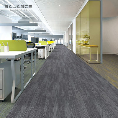 Fabbricazione a strisce 100% Nylon Pvc Conferenza di supporto Acustico 50x50 Piastrelle per tappeti