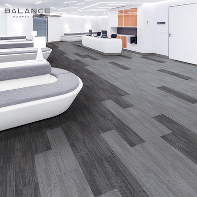 Piastrelle di tappeto personalizzate in stile moderno per pavimenti per uffici commerciali 18x36 in PVC
