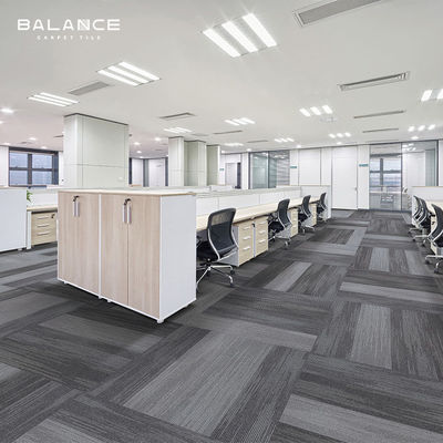 Piastrelle di tappeto personalizzate in stile moderno per pavimenti per uffici commerciali 18x36 in PVC