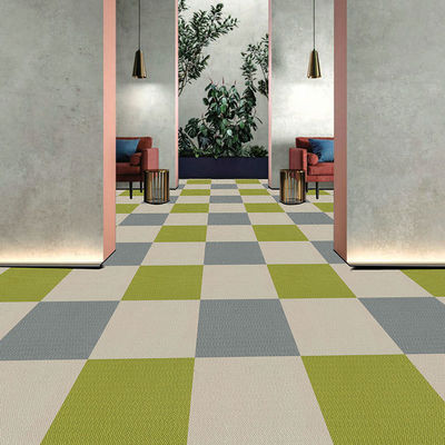 Piastra tagliata in nylon al 100% 50*50 Piastrelle per tappeti per il miglioramento e la ristrutturazione di pavimenti commerciali