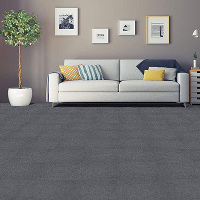 Piastrelle di tappeto adesive grigio con bastoncini convenienti