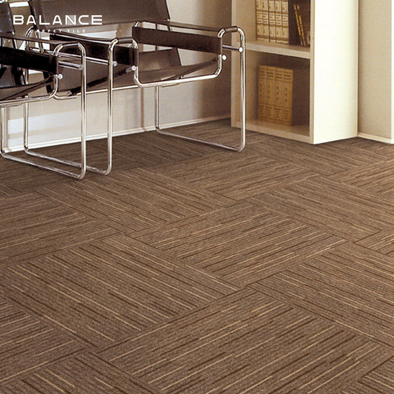 Piastrelle per tappeti commerciali di colore massiccio Disegno geometrico con materiale resistente alle macchie