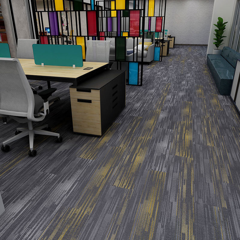 Soluzione per pavimenti per uffici 25 x 100 piastrelle di tappeto con retro-non scivolo e design a pila media