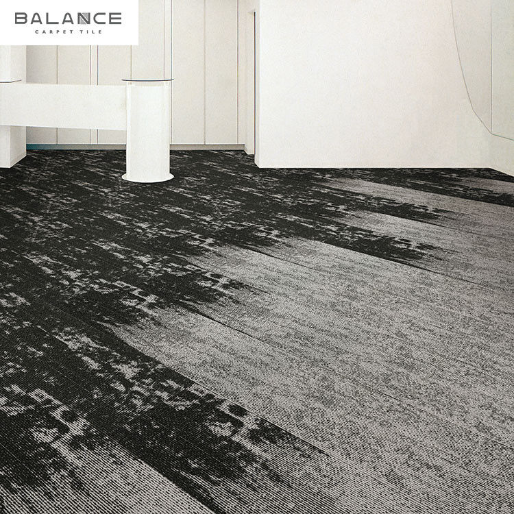 Piastrelle di tappeto in nylon con supporto in PVC a forma di tufo rettangolare di dimensioni personalizzate per pavimenti per uffici e palestre