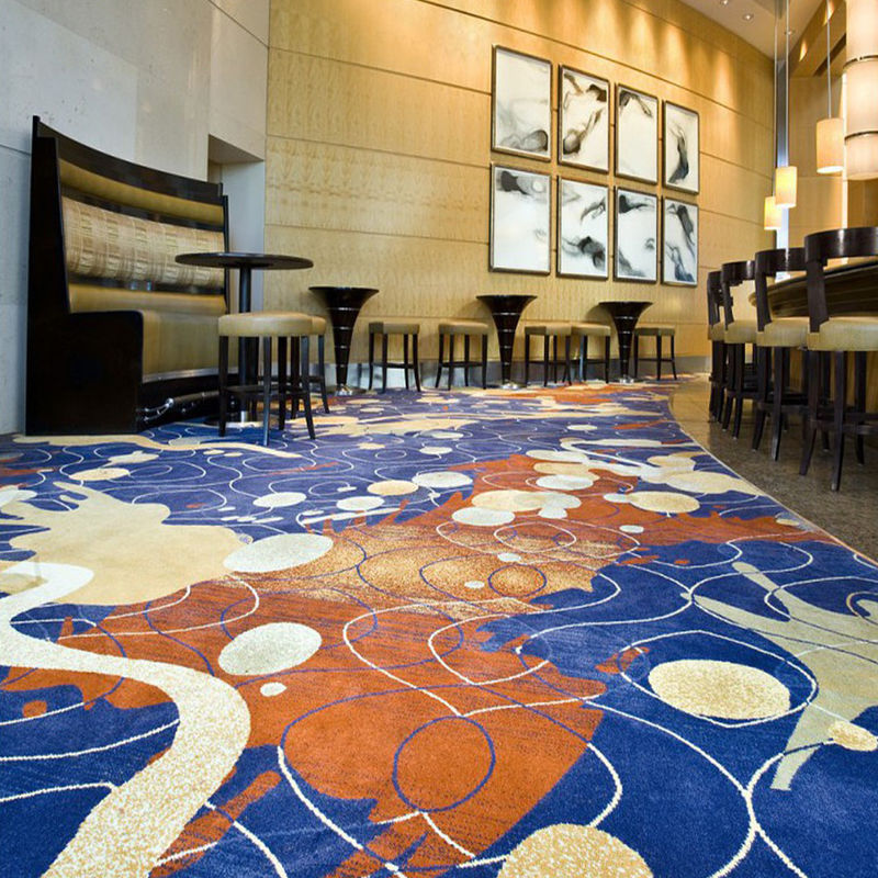 La macchina per disegnare i modelli floreali ha realizzato tappeti per il corridoio e la decorazione dei saloni da ballo degli hotel 5 stelle