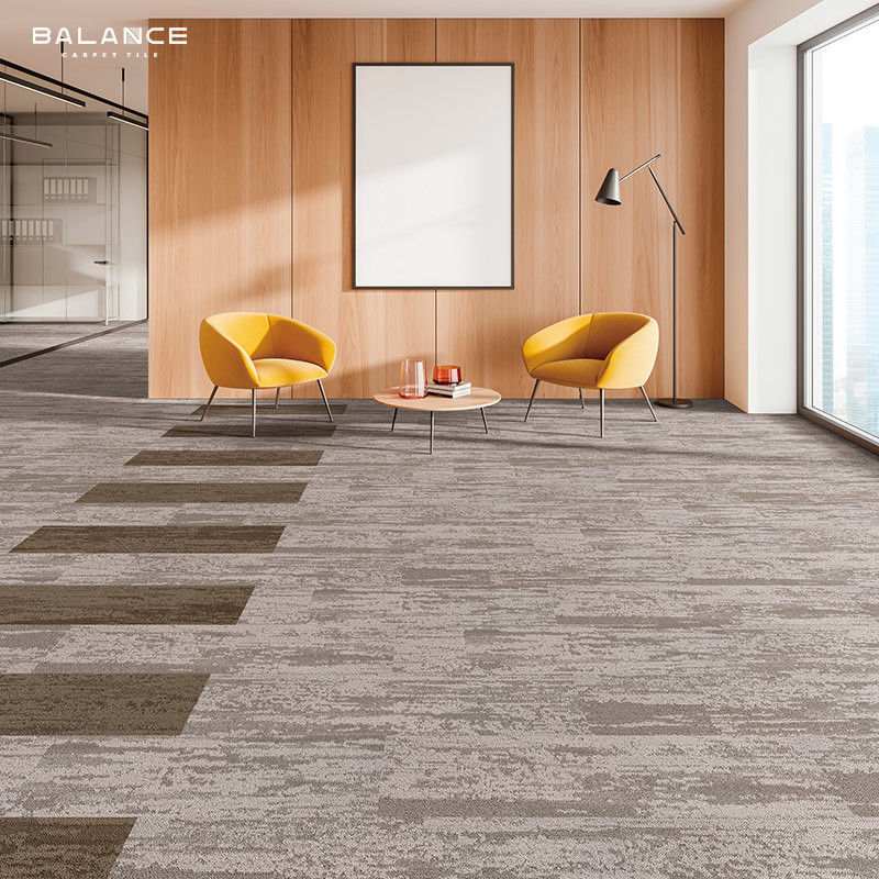 Piastrelle di tappeto modulare in nylon 100% SD commerciale con altezza di pila da 2,5 a 6,5 mm e poliestere