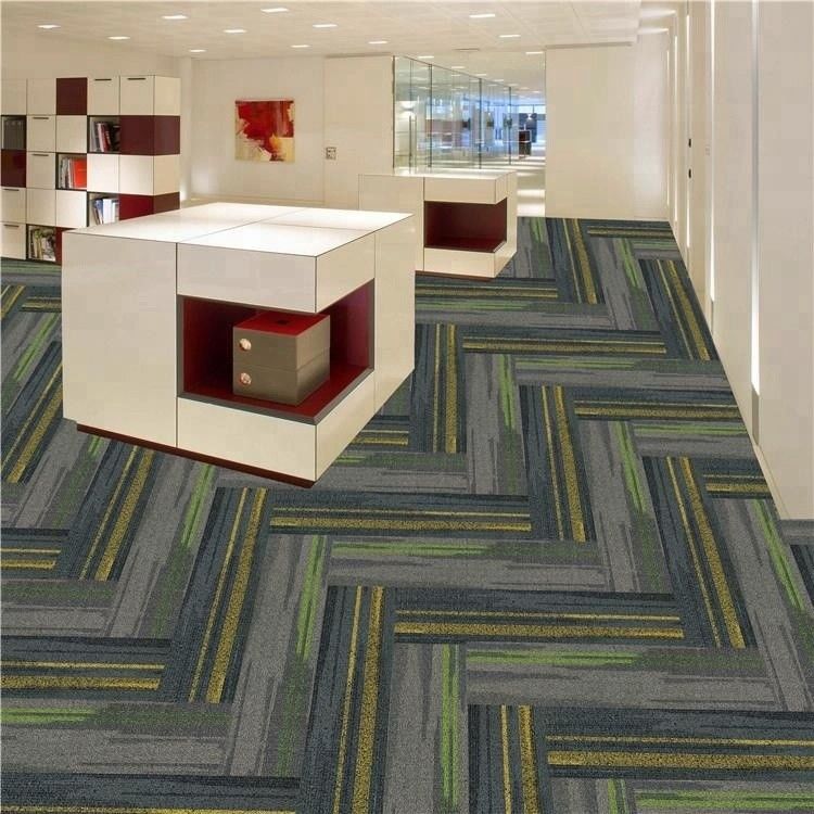 Piastrelle di tappeto commerciale 100% Nylon 25cmx100cm per uso decorativo del pavimento della camera da letto dell'hotel