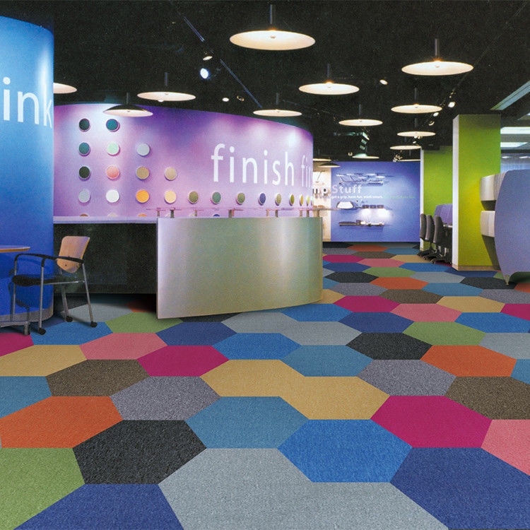 Piastrelle di tappeto per giardinetto a pavimento esagonale con altezza media e design modulare