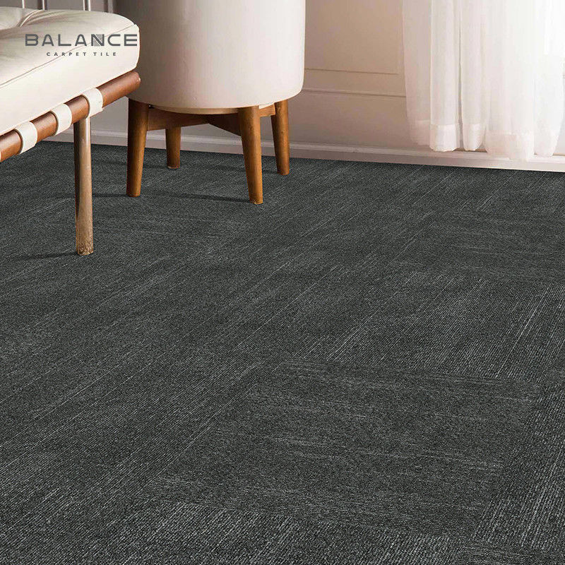 Disponibile sul pavimento degli uffici Piastrelle di tappeto in PVC lavabili 50*50 con peso di pila 5-600g/mq